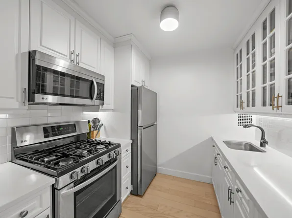 651 Vanderbilt Street image 7 of 13