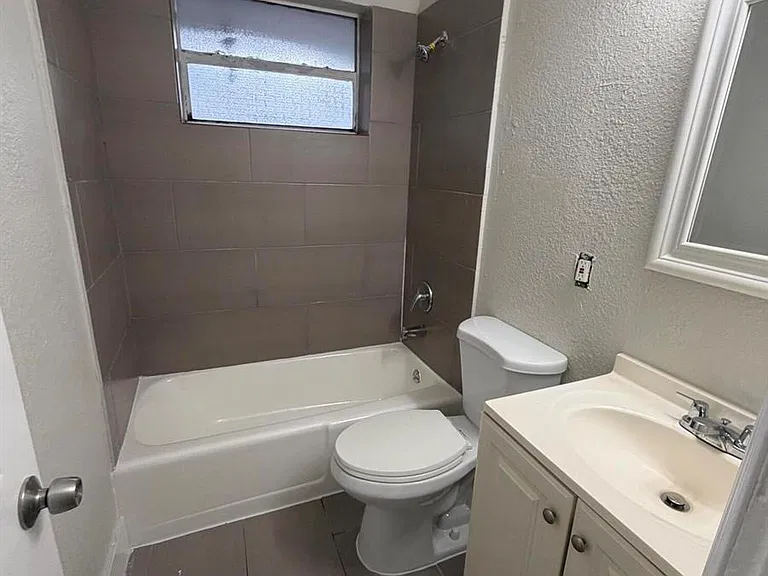 110 SW 7th Ave — Photo 5