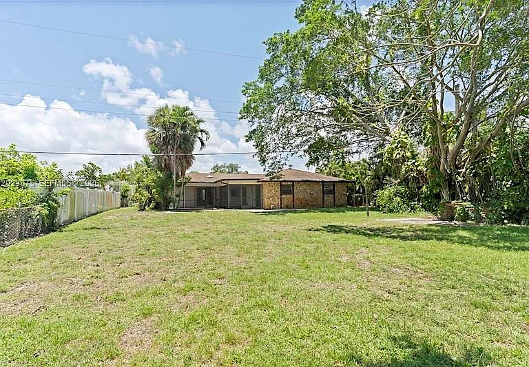 3910 NW 4th Ct — Photo 32