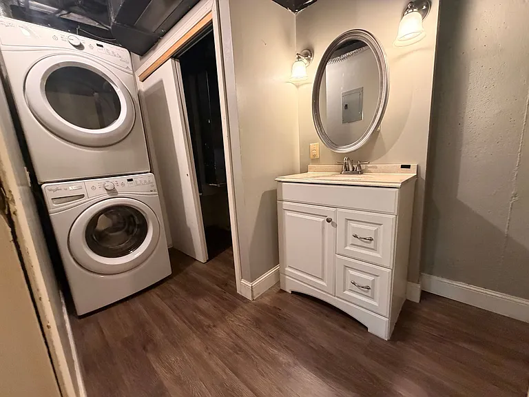 576 E Graham Pl — Photo 8