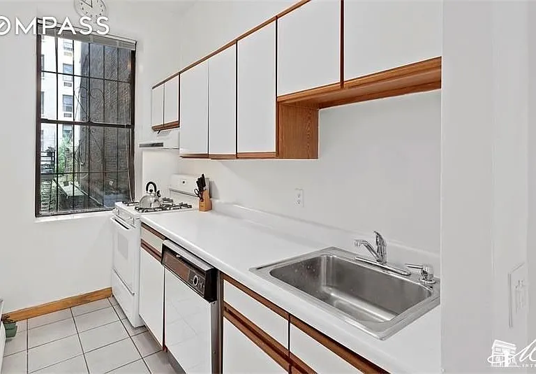 182 E 2nd St #1D — Photo 5