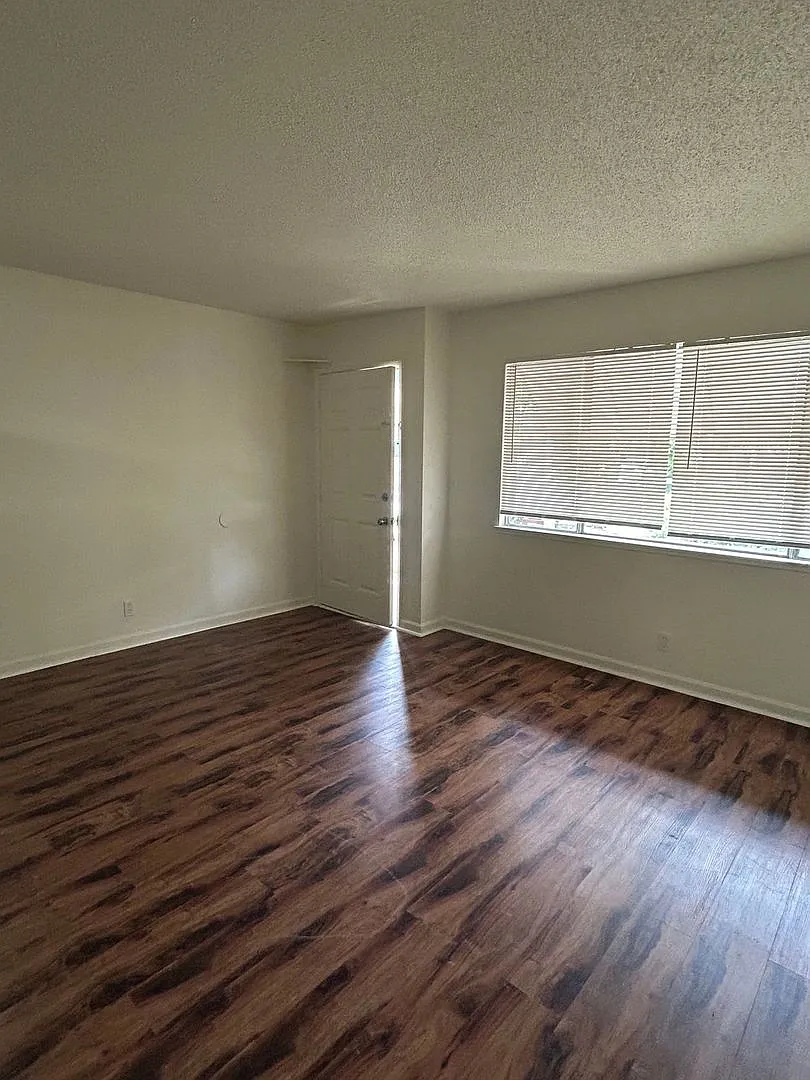 725 W 4th Ave — Photo 1