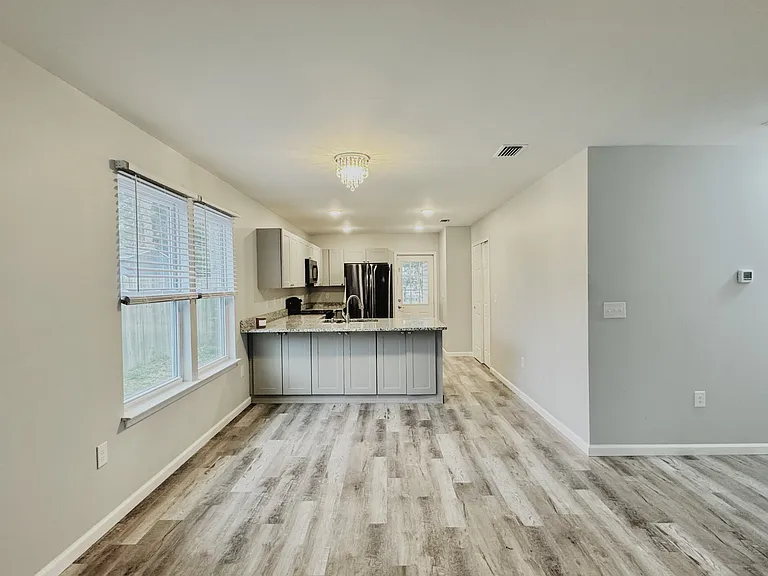 704 E Chestnut Ave — Photo 4