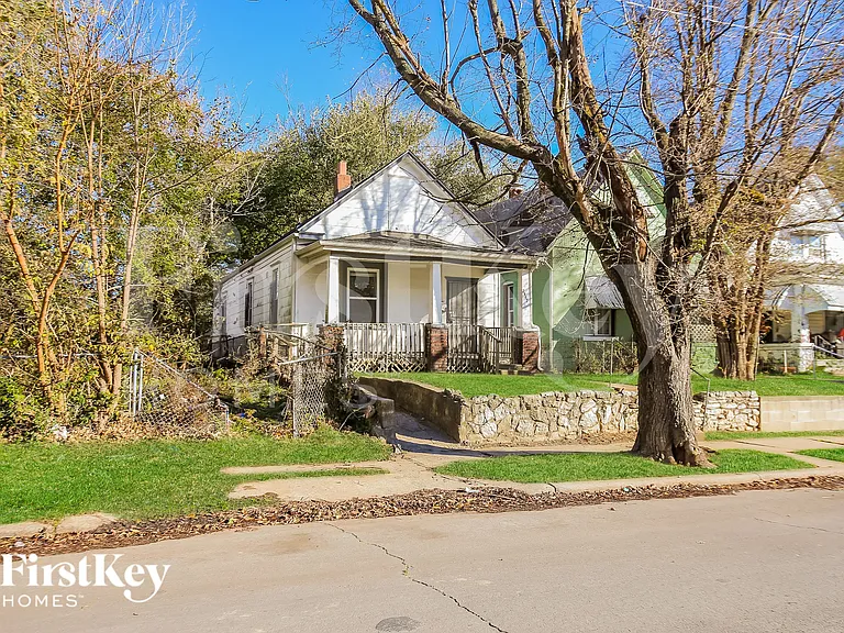 2447 Norton Ave — Photo 2