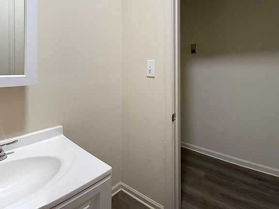 3rd image of 1016 Potter St