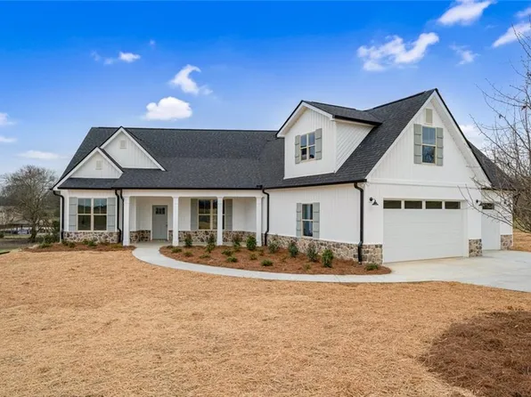 136 Oakland Dr SE, Calhoun, GA 30701