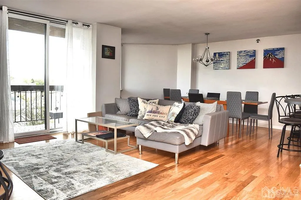 2 bed, 2.0 bath, 1300 sqft, $3,300 — Photo 1