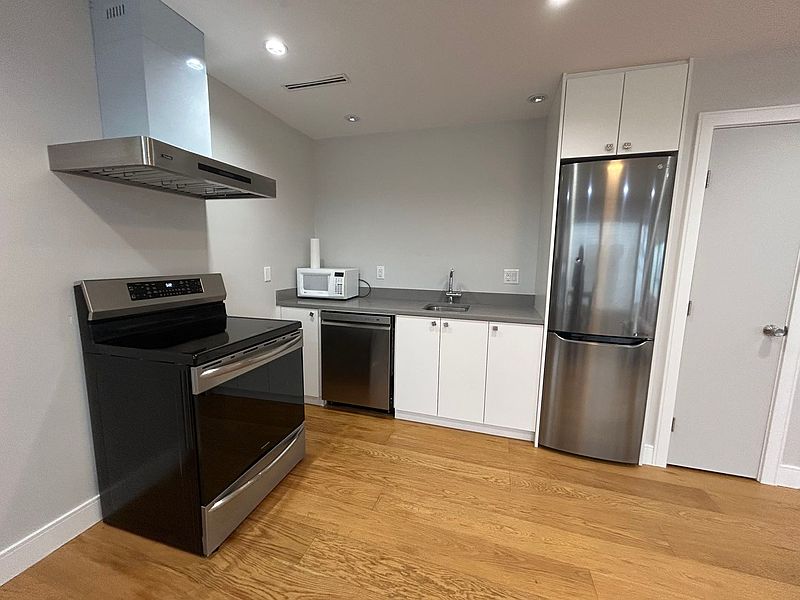 White Rock House for rent - 2 Bedrooms — photo 2