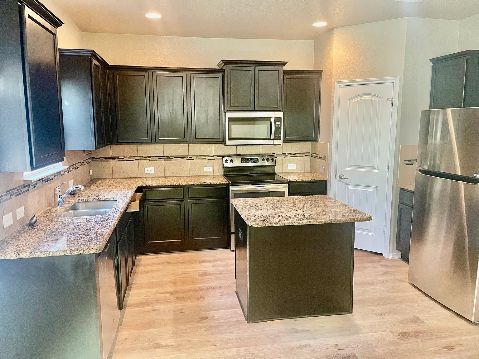 4 bed, 2111 sqft, $1,950 — Photo 4