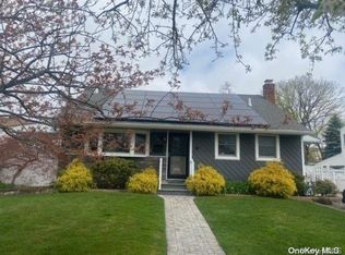 242 E Hampton Rd, Lindenhurst, NY 11757