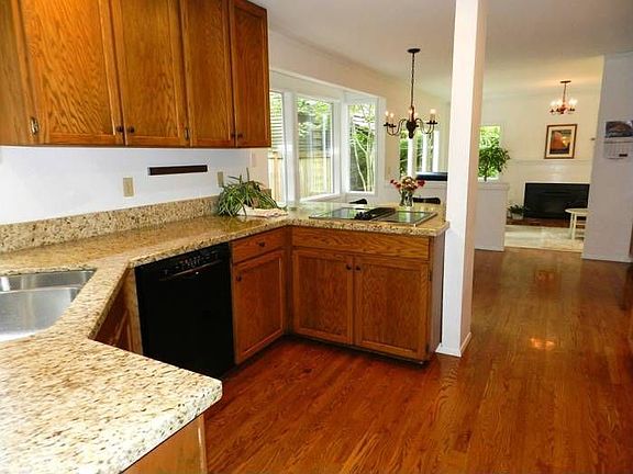 Kitchen w/ Granite Counte