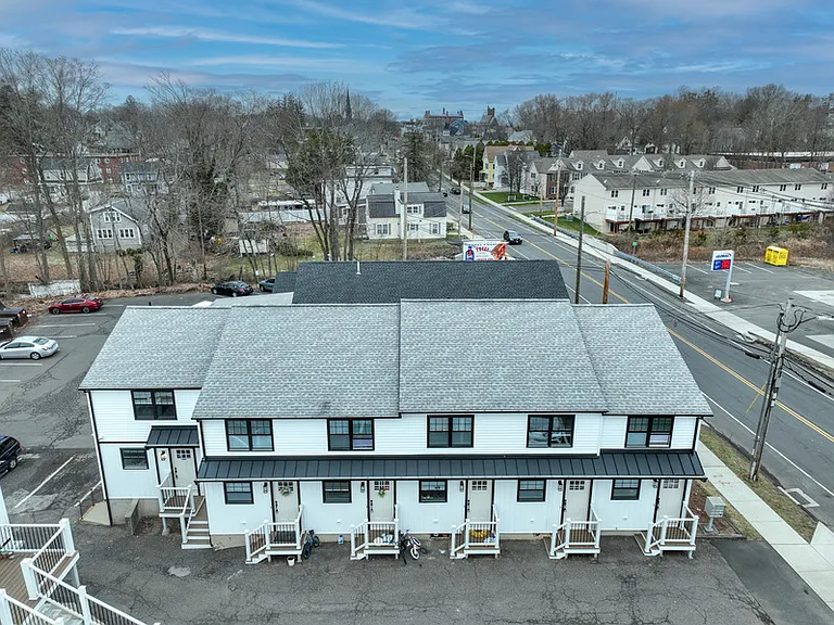 569 Center St — Photo 16