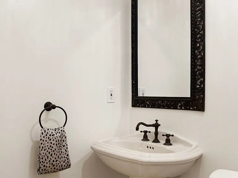 930 N Doheny Dr #415 — Photo 20