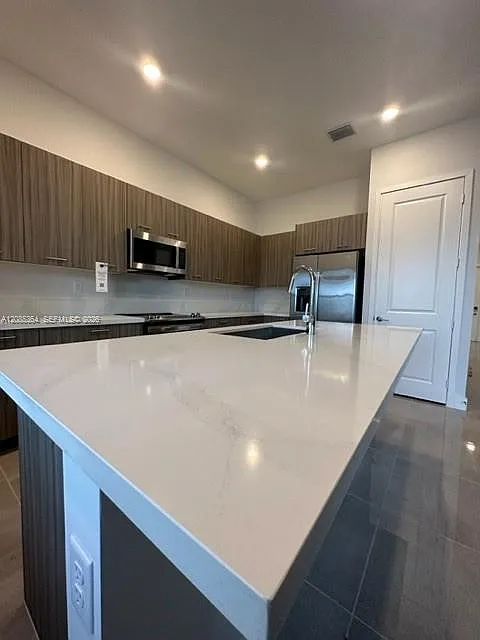 4 bed, 2704 sqft, $7,200 — Photo 4