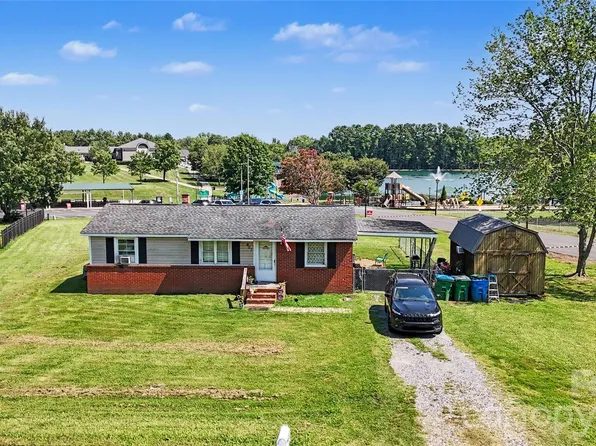 907 Lakeview Dr, Pineville, NC 28134