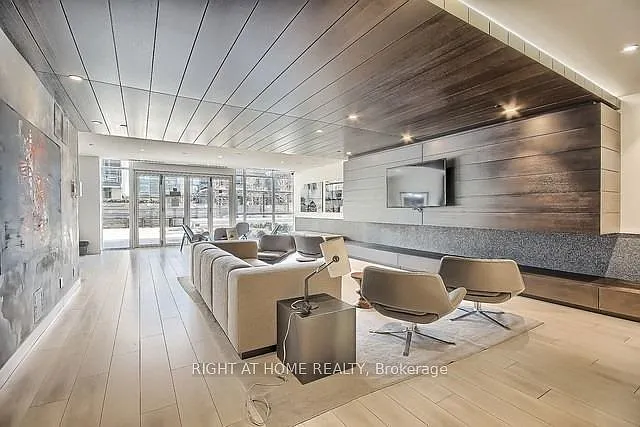 170 Sumach (One Park Place) — Photo 3