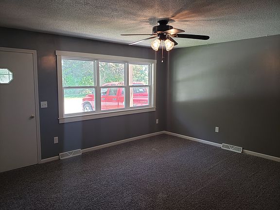 Living Room - 15'4"x13'4"