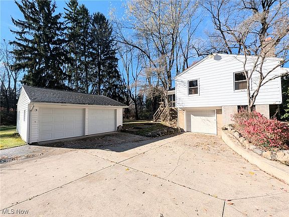 2nd image of 1052 Hillcrest Dr