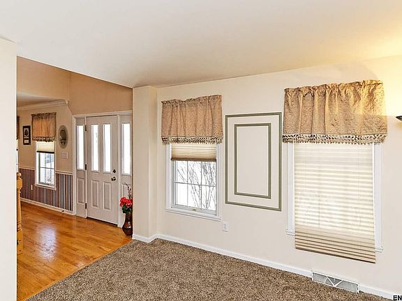 5th image of 49 Dorsman Dr