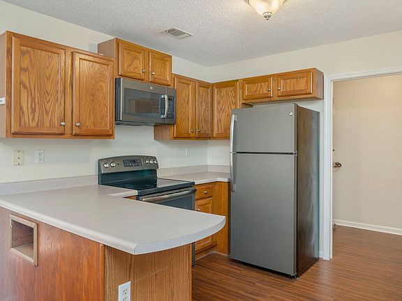 4th image of 55 Oakridge Way