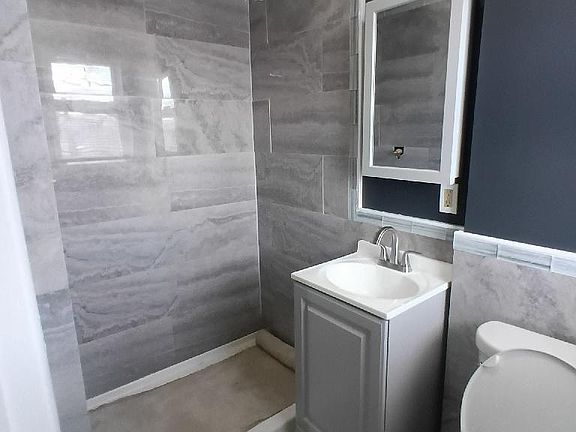 5th image of 310 Hawkins St #9