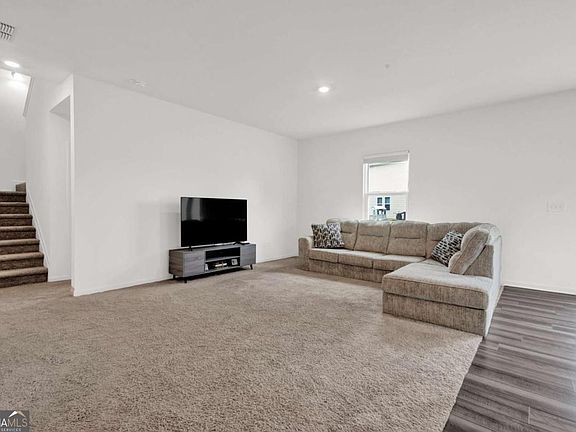 4th image of 212 Cottontail Ln