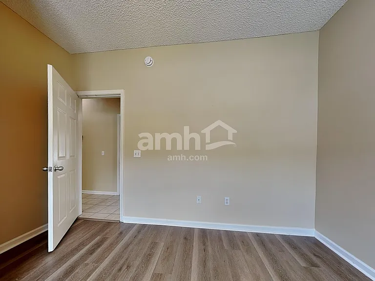 521 Amsonia Cir — Photo 17