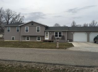 2662 E Hanover Dr, Altamont, IL 62411