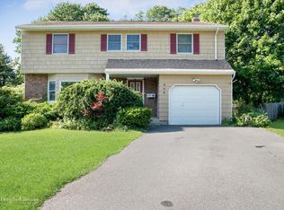 353 Middle Rd, Bayport, NY 11705