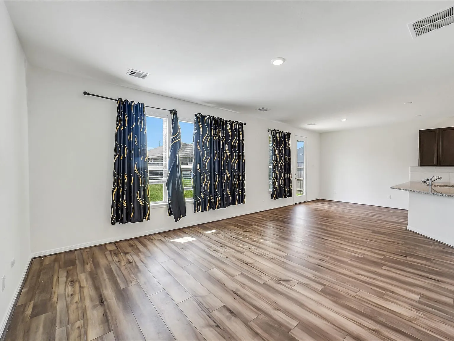 3 bed, 2.5 bath, 1904 sqft, $2,400 — Photo 3