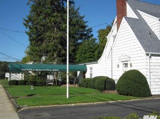 17 Manor Rd, Smithtown, NY 11787