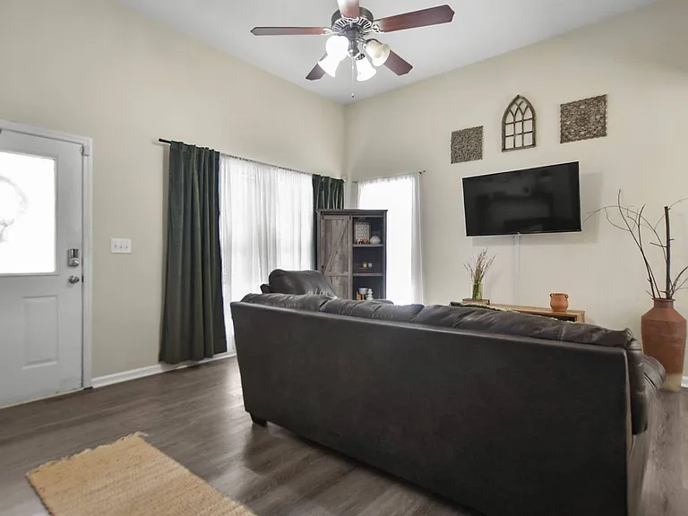 529 Oakmont Dr — Photo 3