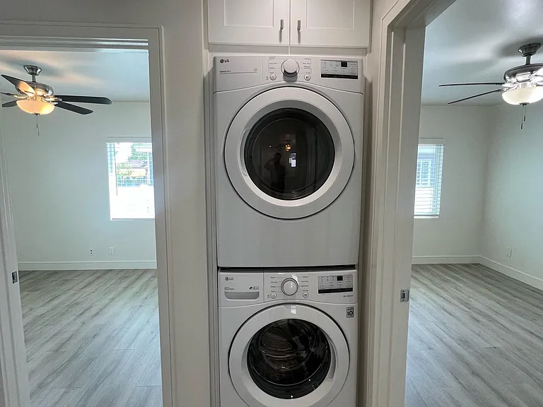 546 N Barbara Ave — Photo 13