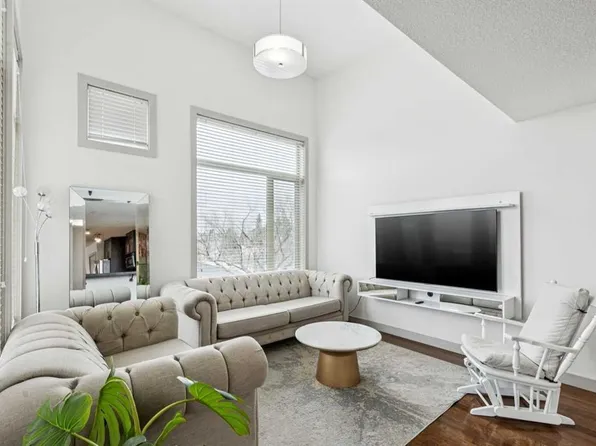 1905 N 27th Ave SW #201, Calgary, AB T2T 1H4