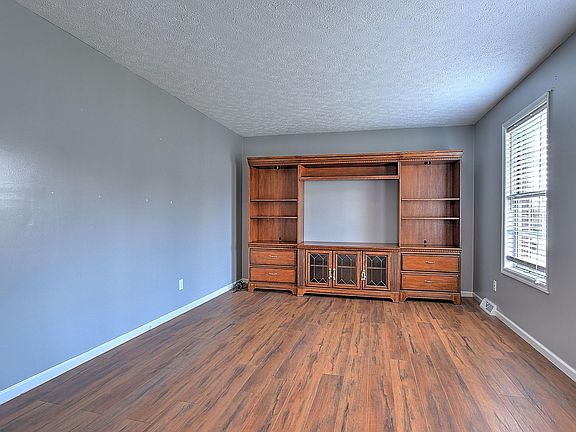 4th image of 185 Woodland Cir