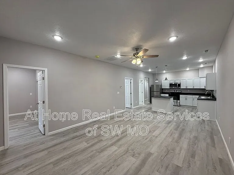 805 S Douglas Ave — Photo 2