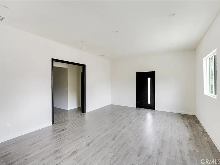 8806 Enfield Ave — Photo 4