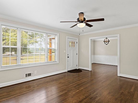 4th image of 220 Pine Knoll Dr