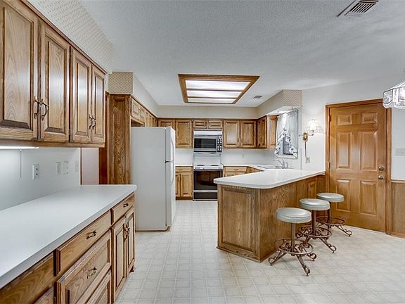 4th image of 2670 Honeysuckle Dr