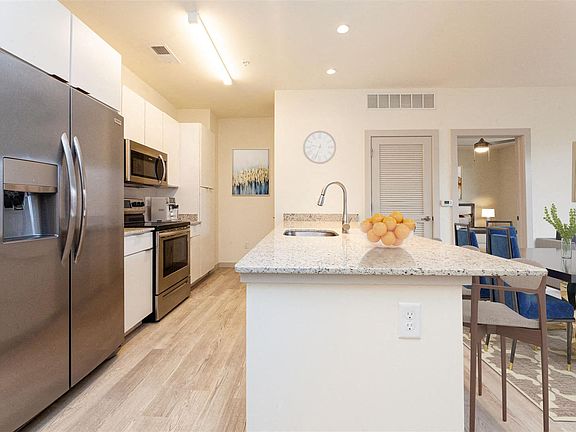 5th image of 1137 W Grace St #608