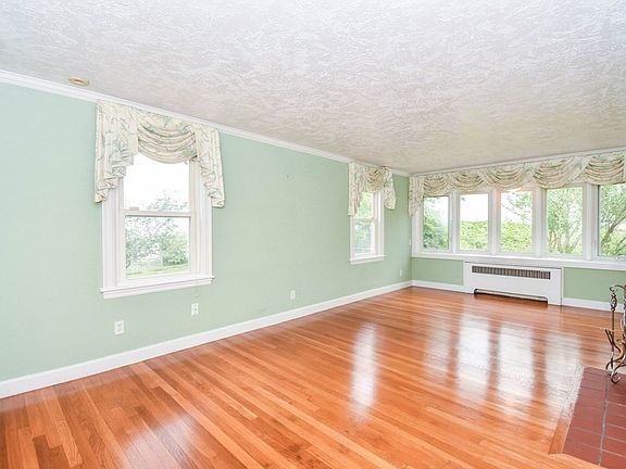 4th image of 34 Farnum Rd