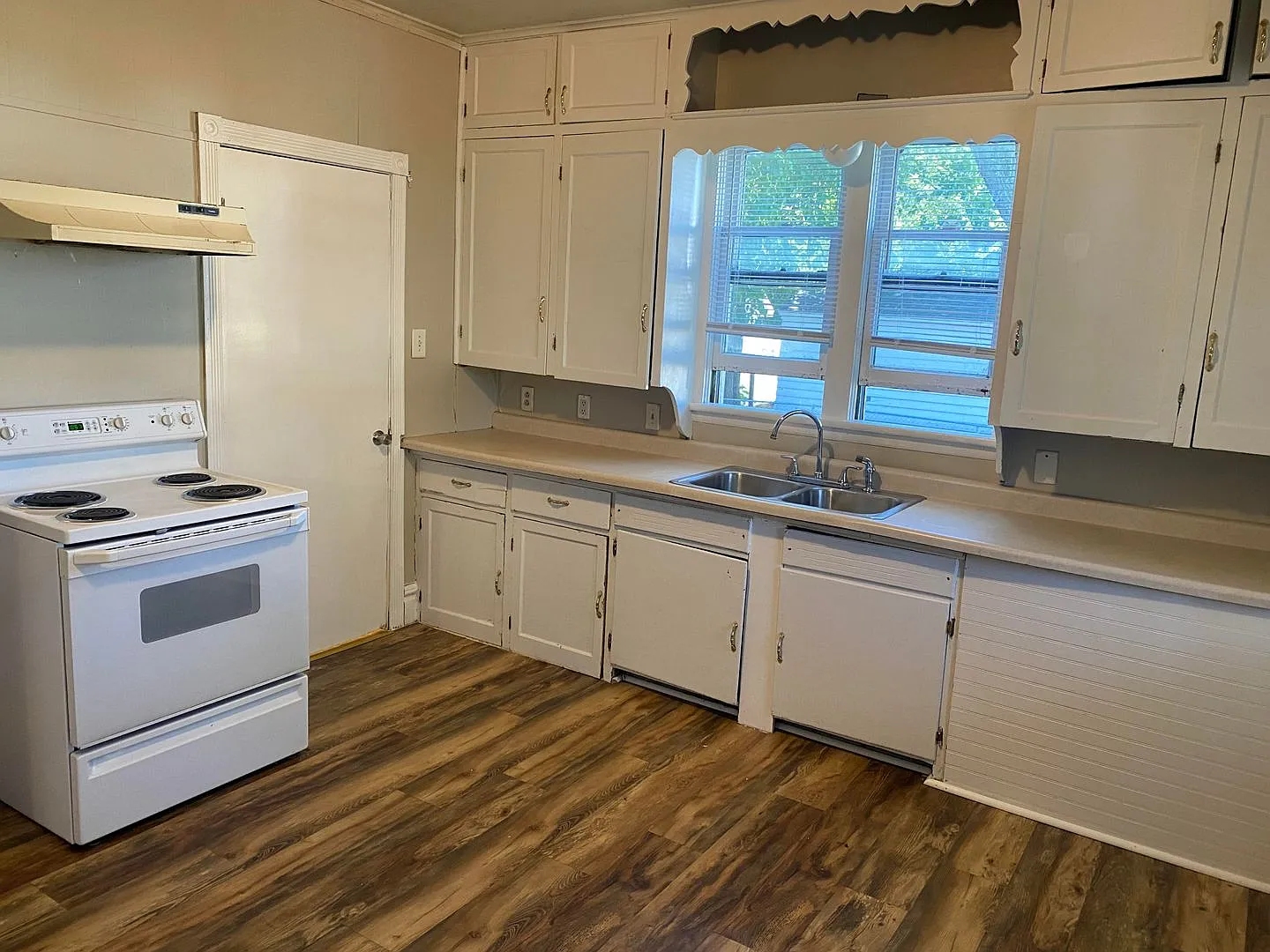 Lovely 3 Bedroom Southside Holland — Photo 3
