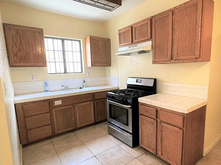338 W 33rd St — Photo 3