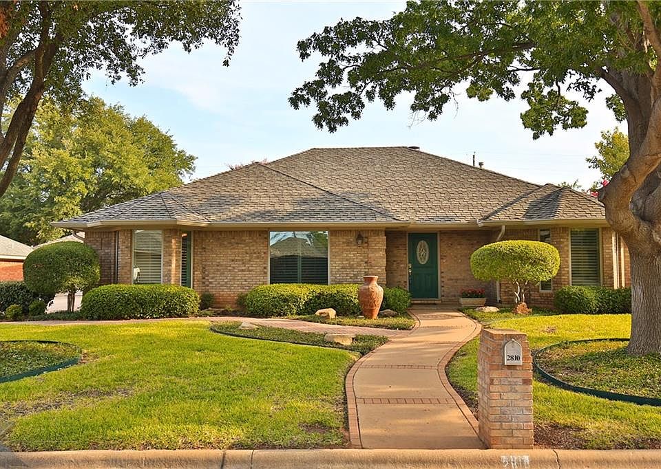 1st image of 2810 Woodlake Dr