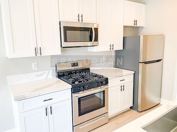 2nd image of 915 17th St #4