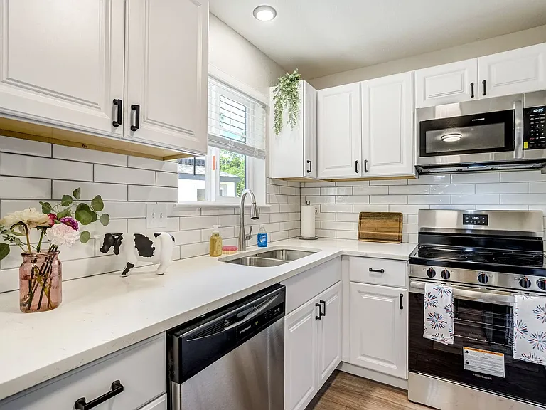 985 Apollo Ct — Photo 8