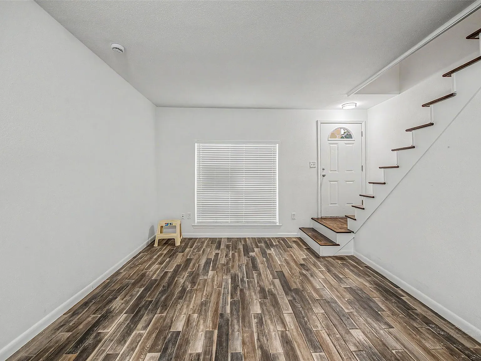 3 bed, 2.5 bath, 1350 sqft, $2,199 — Photo 4
