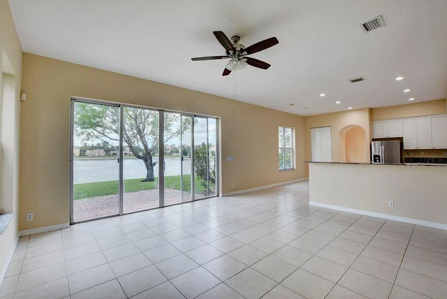 6 bed, 4.0 bath, 3823 sqft, $4,300 — Photo 3