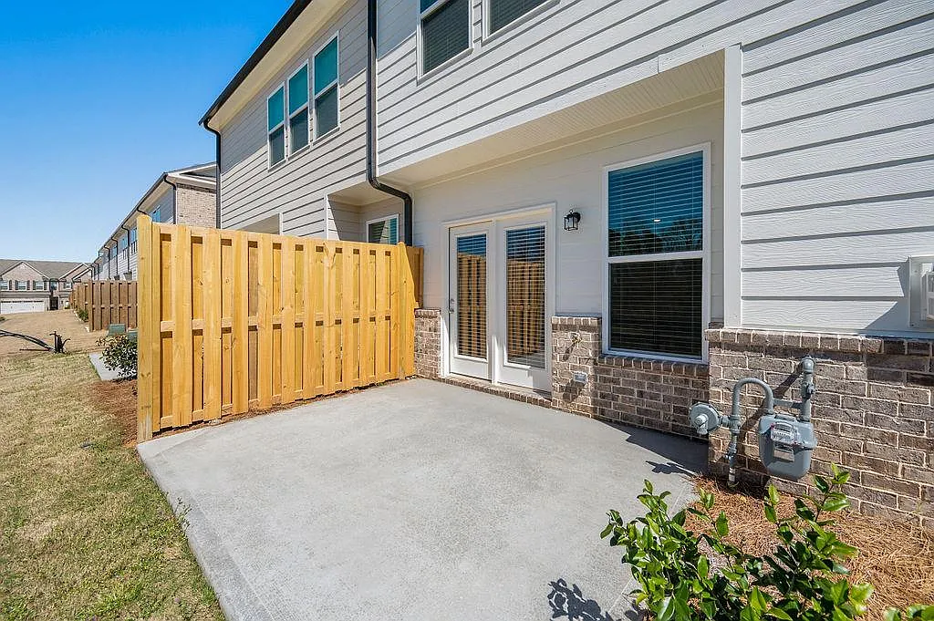3 bed, 1830 sqft, $2,300 — Photo 3
