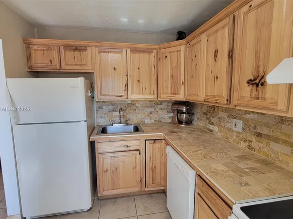 5851 NW 62nd Ave APT 202, Tamarac, FL 33319